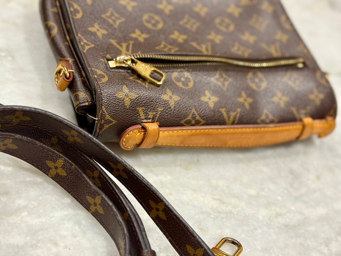 LOUIS VUITTON 
Monogram Pochette Metis