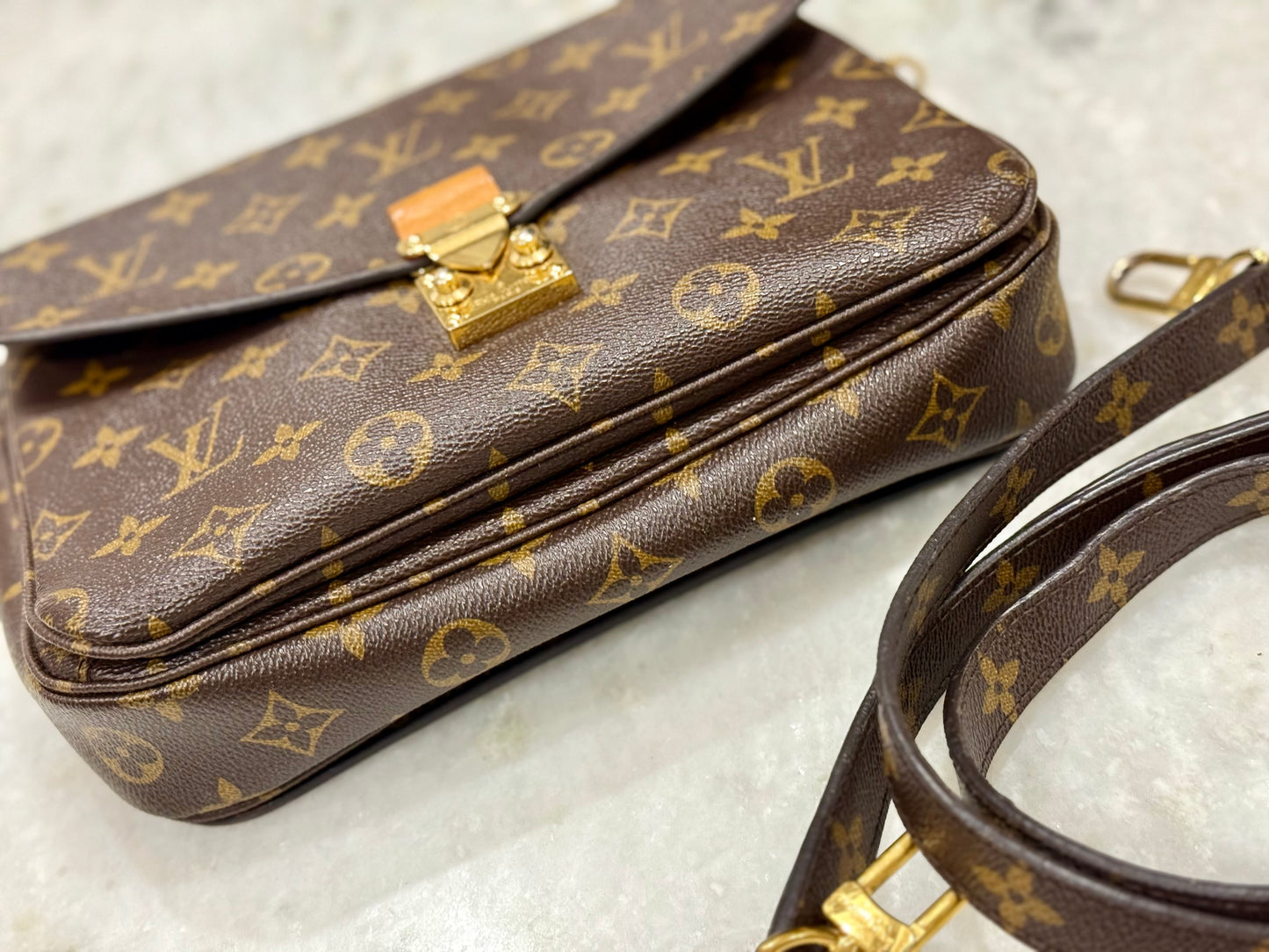 LOUIS VUITTON 
Monogram Pochette Metis