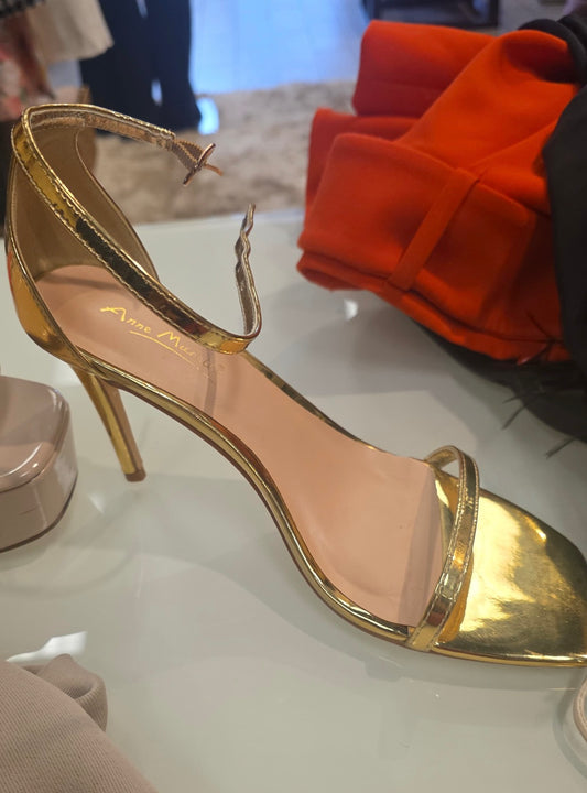Zapatillas y Falda