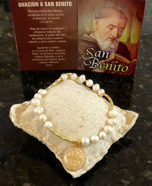 Brazalete de San Benito en chapa de oro de perlas de agua fresca